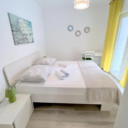 Apartment Evergreen & Pinky Close To The