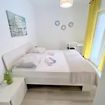 Apartment Evergreen & Pinky Close To The