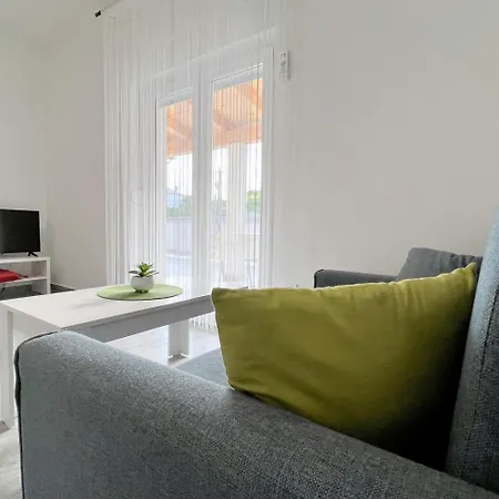 Evergreen & Pinky Close To The